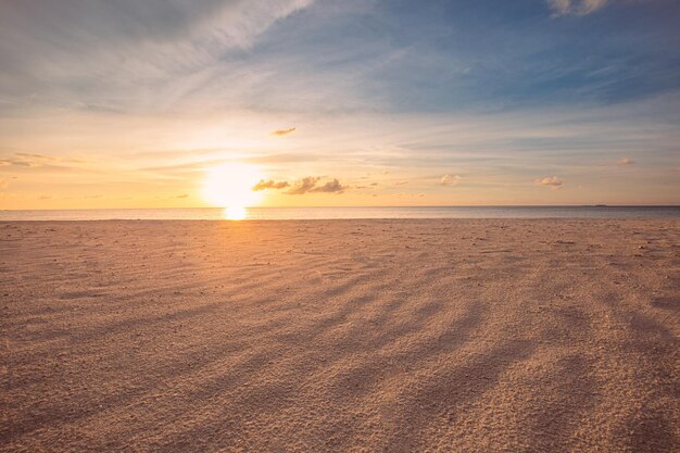 Close-up praia de areia do mar Paisagem panorâmica da praia Inspire praia tropical paisagem marítima horizonte laranja e dourado pôr do sol céu tranquilidade tranquilidade relaxante luz do sol humor de verão viagem de férias bandeira de férias