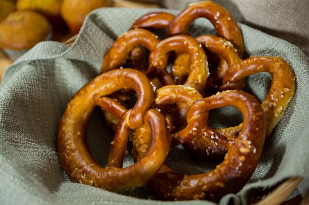 Close-up de pretzel en canasta