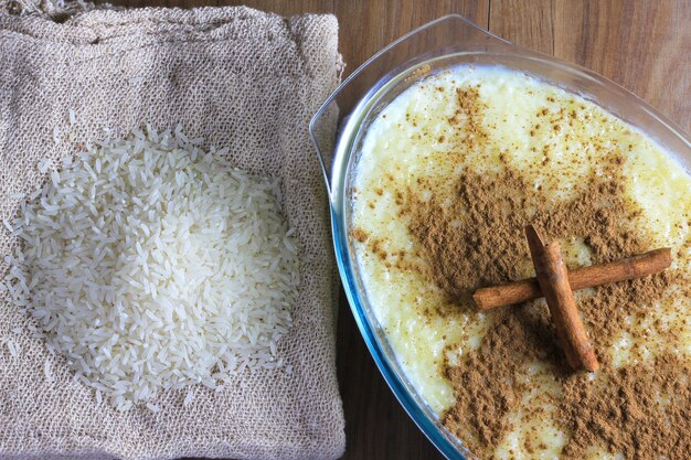 Close-up pudim de arroz com canela em recipiente de vidro na mesa de madeira