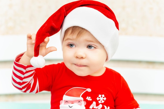 Close Up retrato de adorable niño de navidad en un sombrero rojo navidad tarjeta de navidad de niño pequeño con