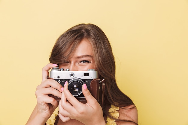 Close Up retrato de una bonita joven tomando una fotografía