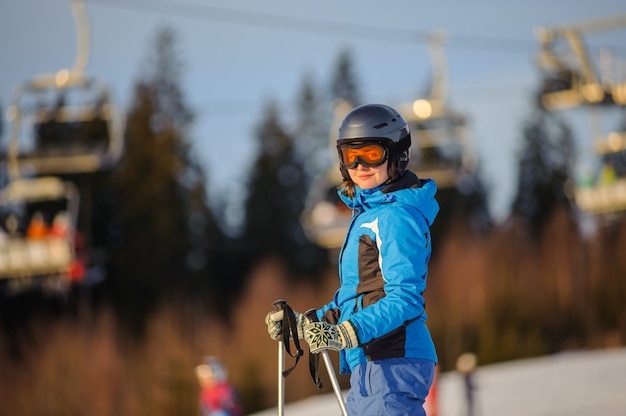 Close-up, retrato, de, jovem, femininas, esquiador, contra, ski-lift