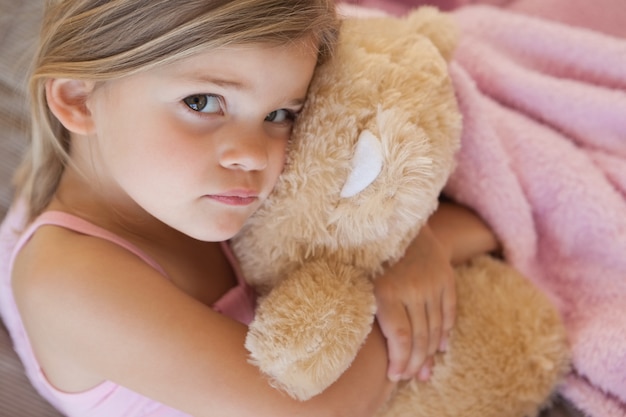 Close-up, retrato, de, um, menina, com, enchido, brinquedo