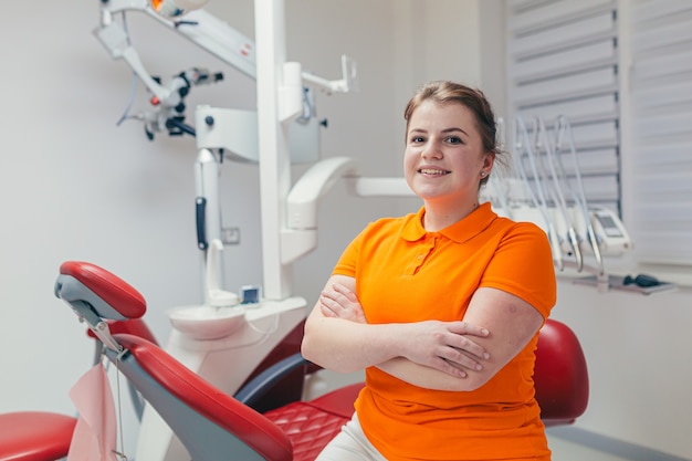 Close Up retrato de un dentista seguro en una clínica o consultorio médico