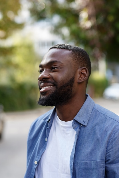 Close Up retrato de un hombre afroamericano feliz