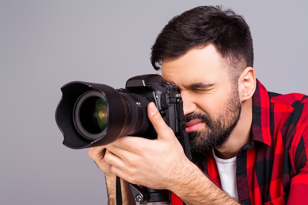 Close Up retrato de hombre atractivo shoting con cámara