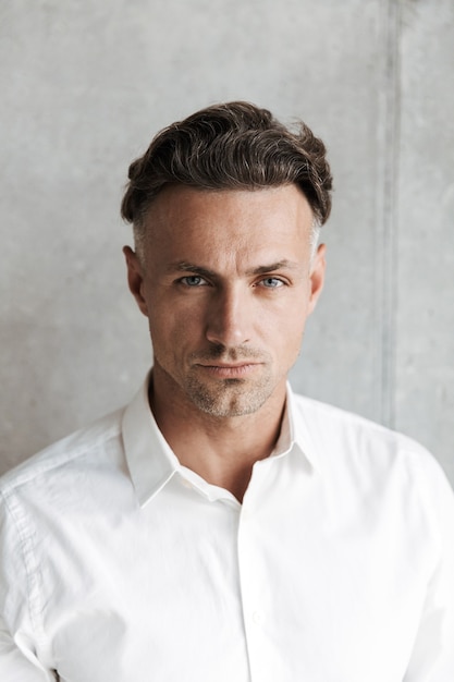 Close Up retrato de un hombre concentrado en camisa blanca