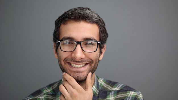 Close Up retrato de hombre de mediana edad con gafas sonriendo