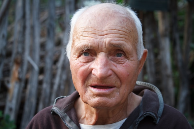 Close-up retrato de un hombre muy viejo