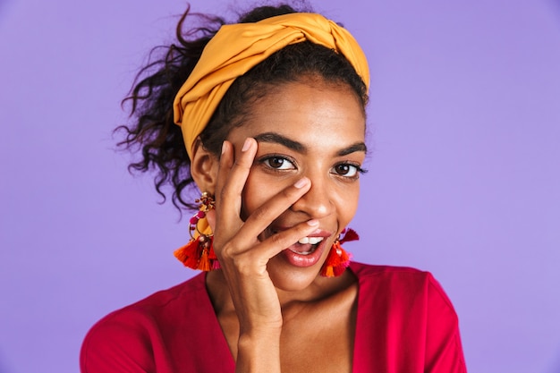 Close Up retrato de una joven africana feliz