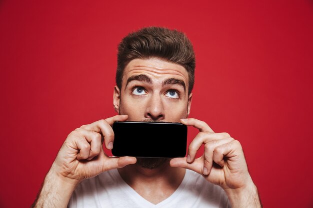 Close Up retrato de un joven barbudo sorprendido