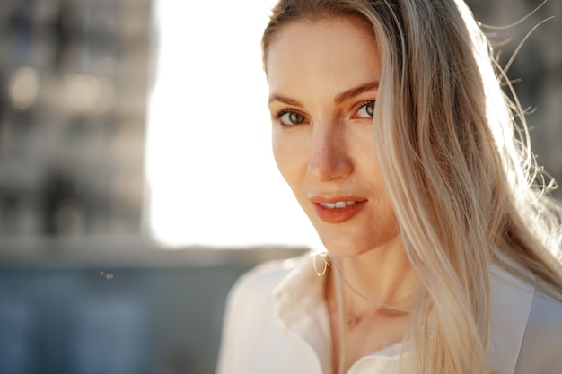 Close Up retrato de joven empresaria al aire libre