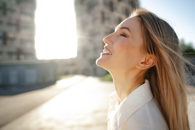 Close Up retrato de joven empresaria al aire libre