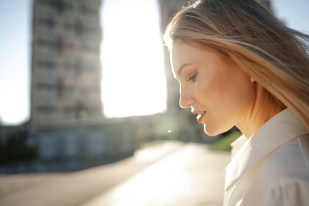 Close Up retrato de joven empresaria al aire libre