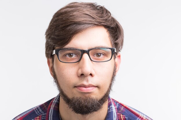 Close Up retrato de joven con gafas en blanco