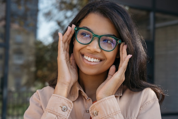 Close Up retrato de joven hermosa mujer afroamericana con anteojos