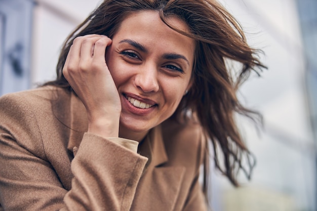 Close Up retrato de una joven mujer caucásica con una hermosa sonrisa posando para la cámara