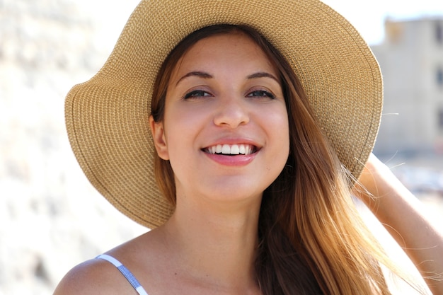 Close Up retrato de joven sonriente con sombrero de paja