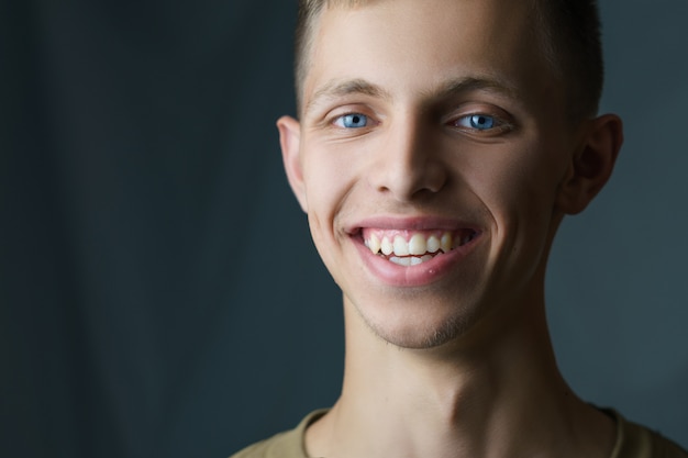 Close-up retrato de un joven sonriente