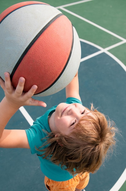 Close Up retrato de un lindo niño jugar baloncesto concepto de infancia y deporte