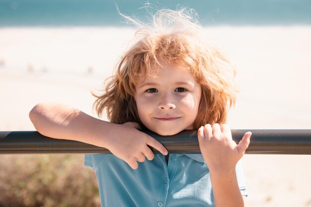 Close Up retrato de un lindo niño pequeño infancia al aire libre y concepto de crianza niños de ensueño fac