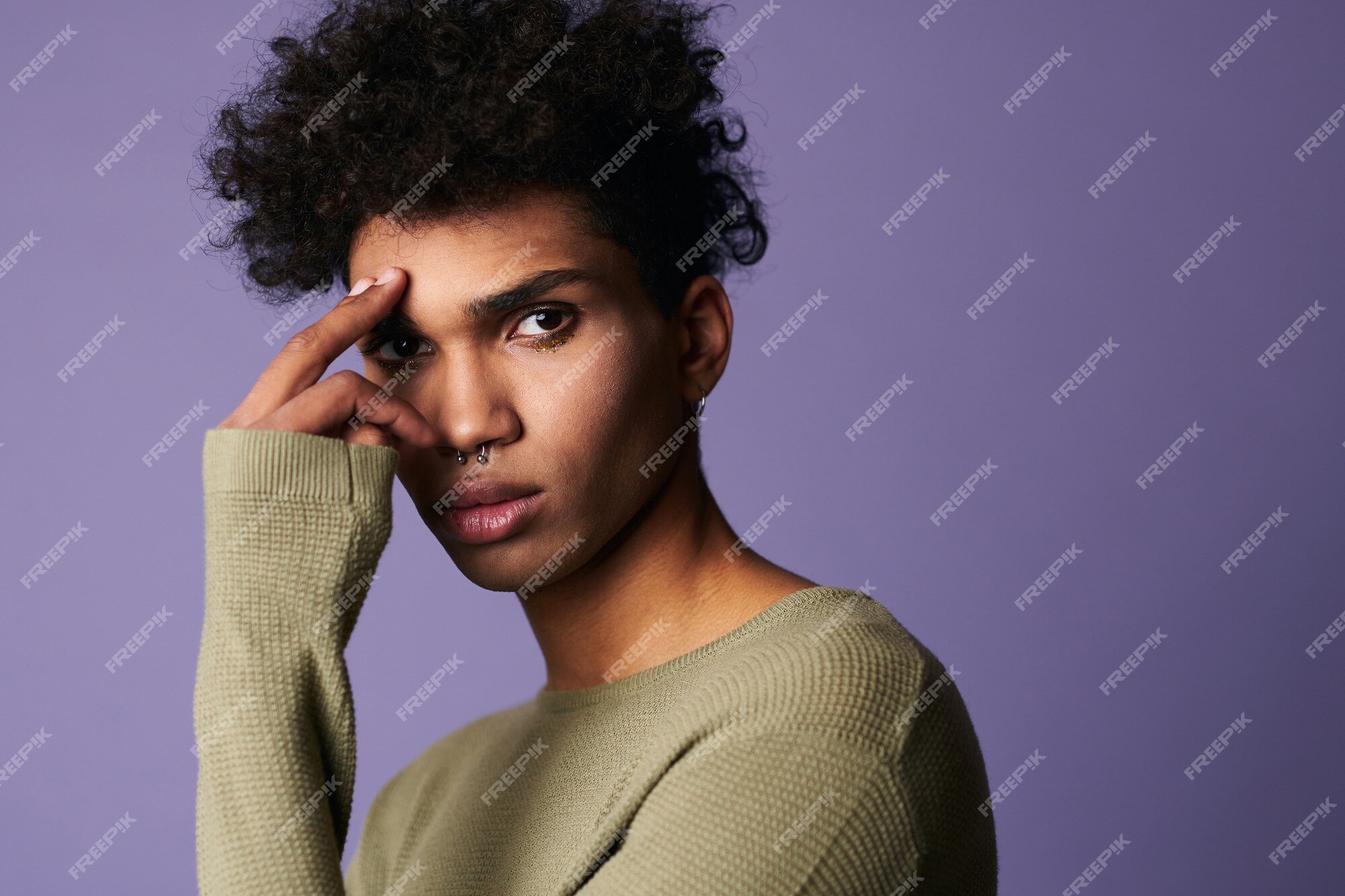 Close up retrato de modelo afroamericano mira cámara hombre atractivo con  peinado afro | Foto Premium