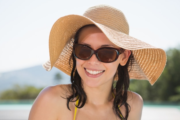 Close up retrato de mujer alegre con sombrero