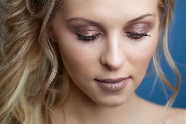 Close-up retrato de mujer joven caucásica con hermosos ojos azules