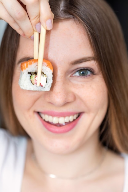 Close Up retrato de mujer joven con sushi