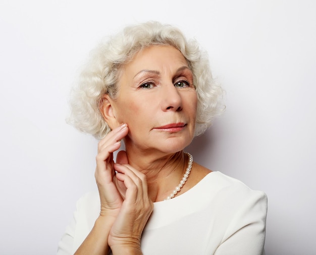 Close Up retrato de mujer senior feliz sonriendo