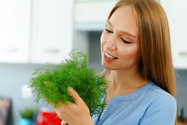 Close Up retrato de una mujer sosteniendo verduras frescas