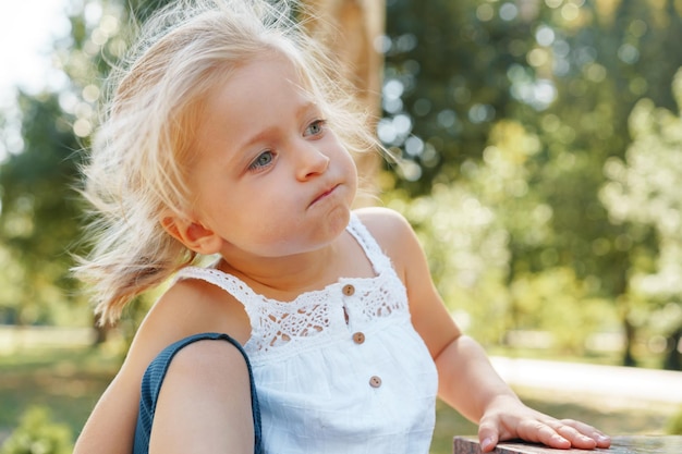 Close Up retrato de una niña rubia en un día de verano