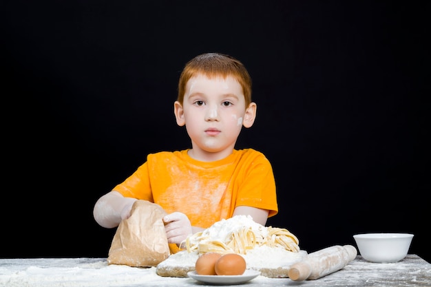 Close Up retrato de niño ayudando en la cocina