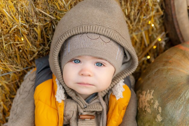 Close Up retrato de niño en otoño o decoración de acción de gracias grave bebé caucásico con