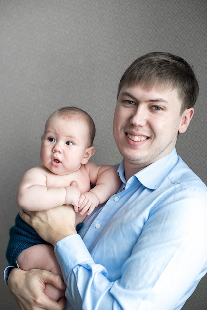 Foto close-up retrato de un niño pequeño en los brazos de papá