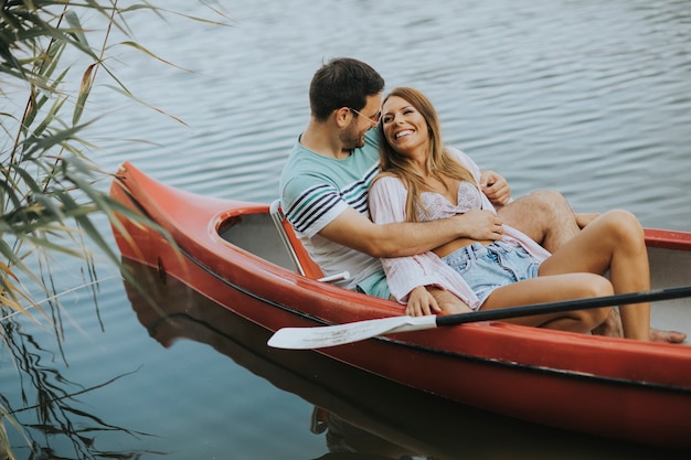 Close up retrato de pareja romántica canotaje en el lago