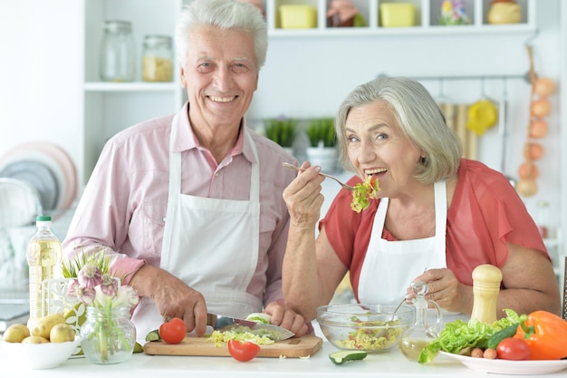 Close Up retrato de pareja senior cocina