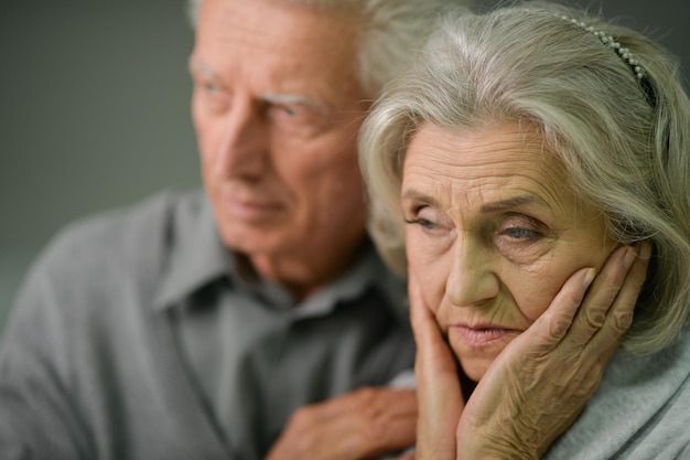 Close Up retrato de pareja senior triste