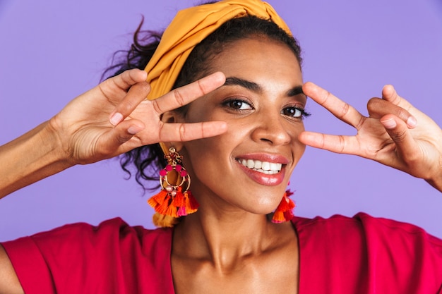 Close Up retrato de una sonriente joven africana