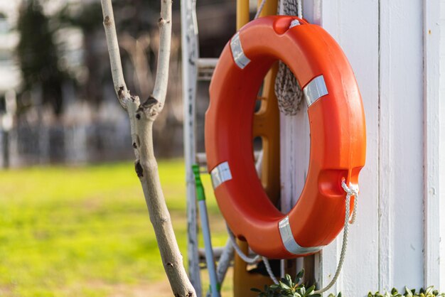 Close-up Rettungsring auf einer Stange. Roter Rettungsring auf Schiffsgeländer mit Meeresoberfläche