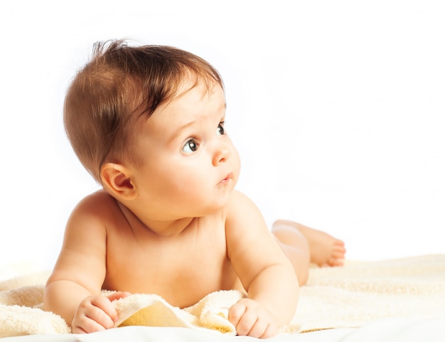 Close-up de una risa pequeña niña de seis meses mirando a otro lado