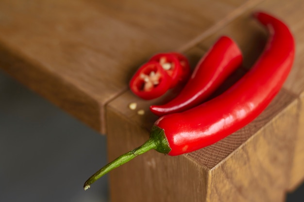 Close-up de rodajas de ají rojo caliente en la mesa de madera