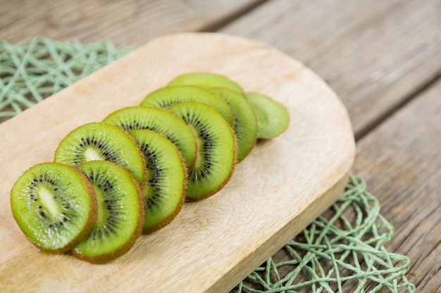 Close-up de rodajas de kiwi en una tabla de cortar