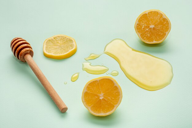 Foto close-up rodajas de limón con miel fresca