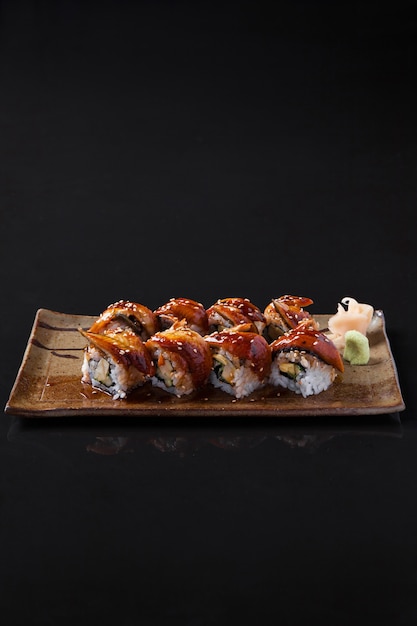 Close-up de rollos de sushi crudo fresco