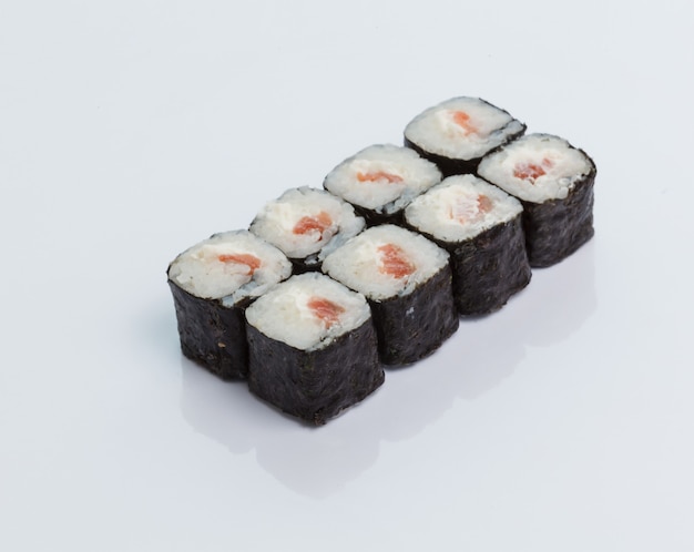 Close-up de rollos de sushi japonés