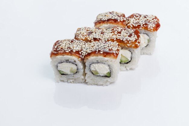 Close-up de rollos de sushi japonés