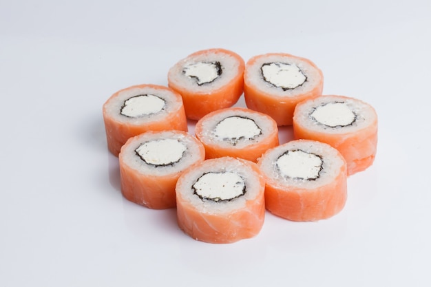 Close-up de rollos de sushi japonés