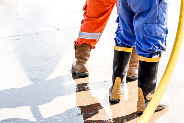 close up safety boos.Worker verwenden Boot für die Sicherheit der Reinigung von Wasser