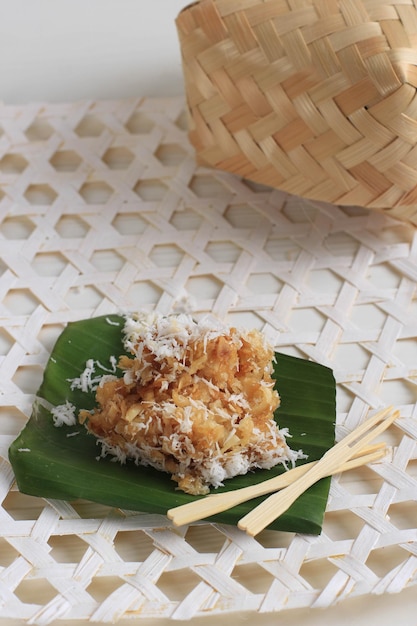 Close Up Sawut, indonesischer traditioneller Snack aus gedämpftem geschreddertem Maniok, Palmzucker und Kokosnuss.